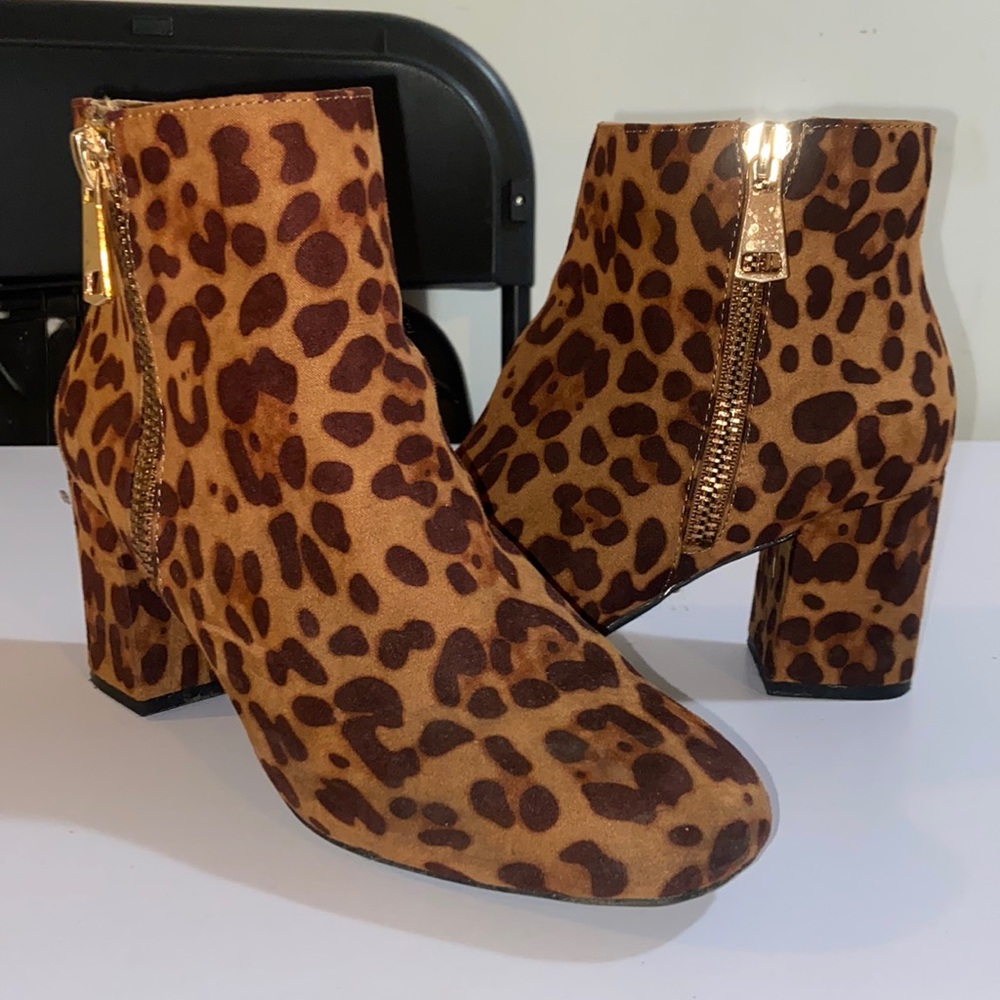 Leopard Print Heeled Ankle Booties                       Condition: Very Good